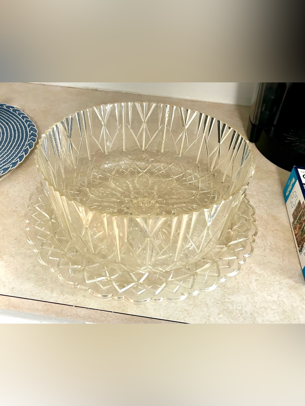 Vintage 2 piece cake or pie carrier lucite/acrylic dome & plate - Picture 2 of 4